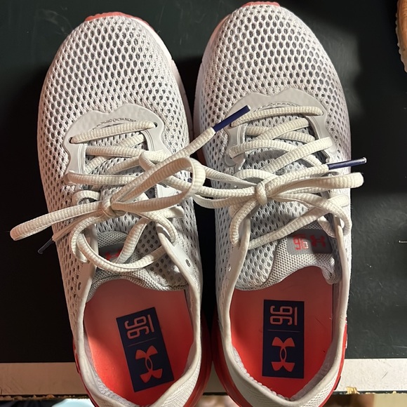 Like-new 7.5 under armor sneakers - Picture 3 of 5